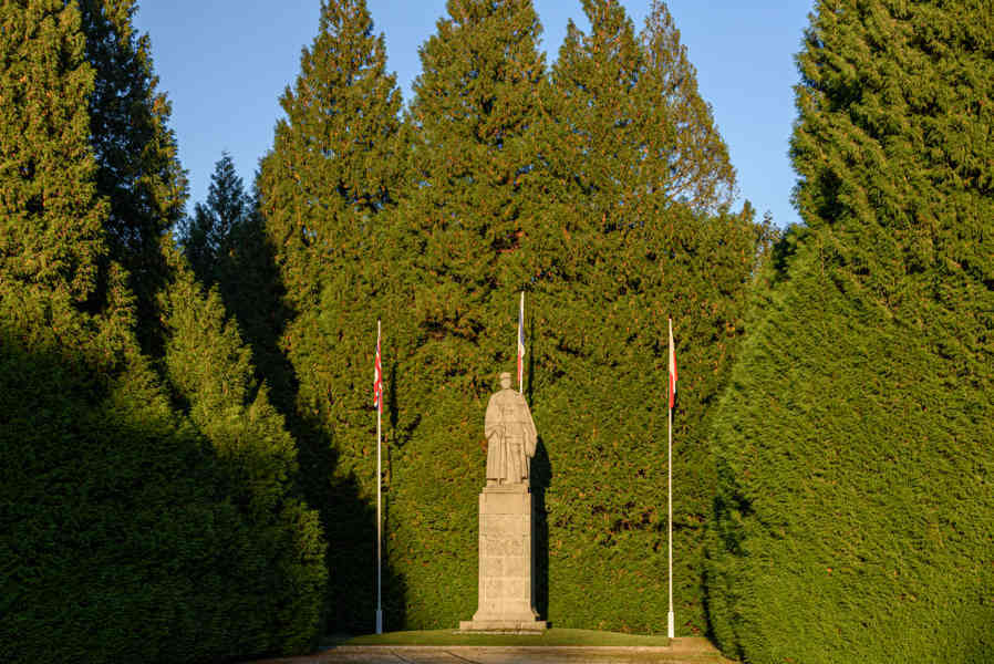 Francia - Compiegne 26 - La Clairiere de l'Armistice - monumento al Mariscal Foch.jpg